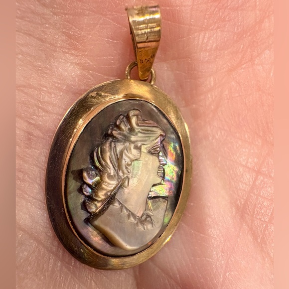 Vintage 14K Gold Cameo Pendant: Brown Mother of Pearl Mid Century Necklace - Picture 12 of 13